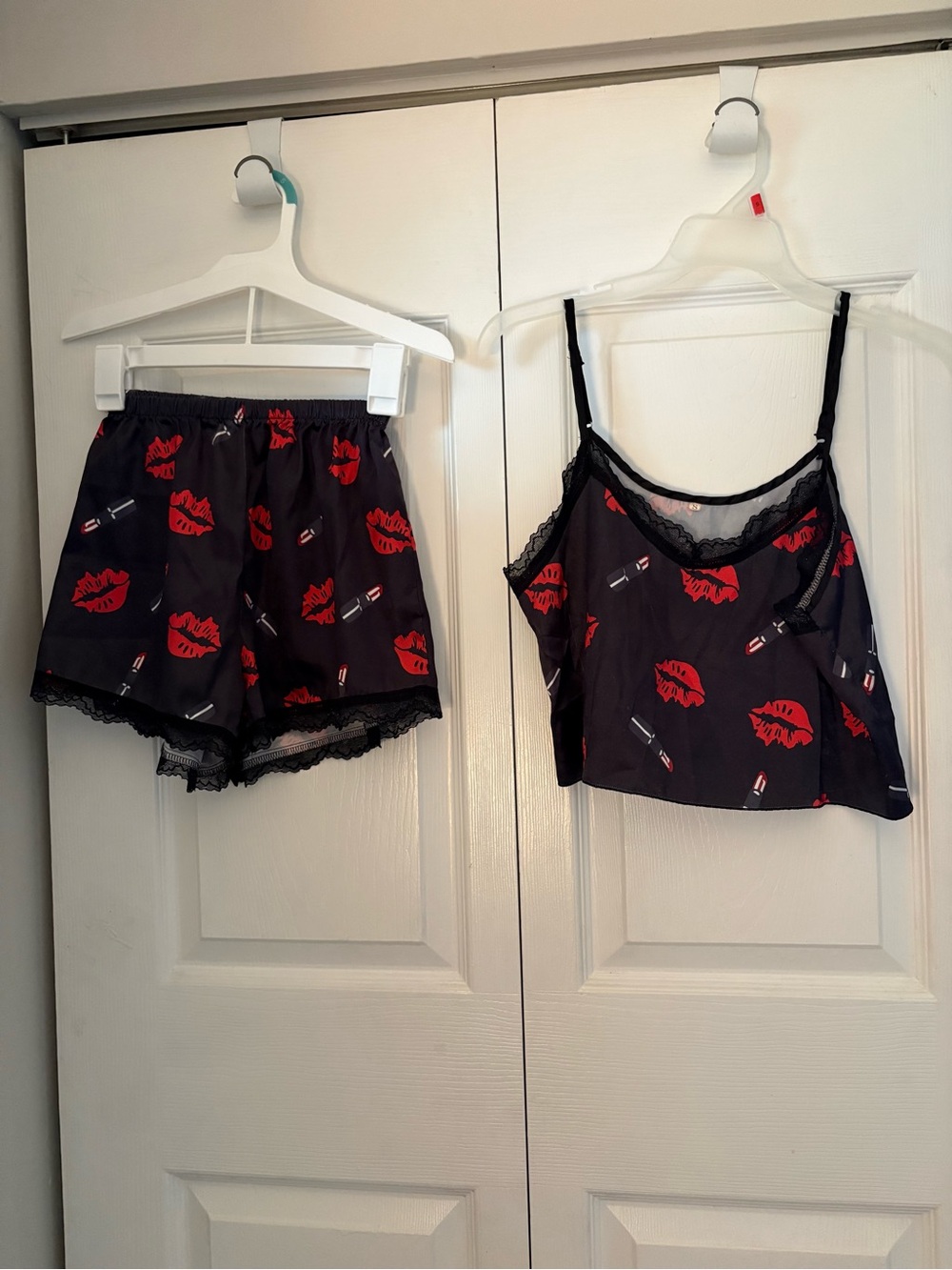 Satin Lip & Lipstick Print Cami and Shorts Sleep Set - Black/Red